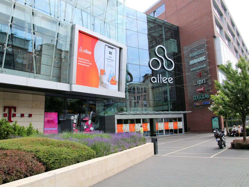 Înlocuirea ecranelor LED pentru exterior și interior în centrul comercial Allee