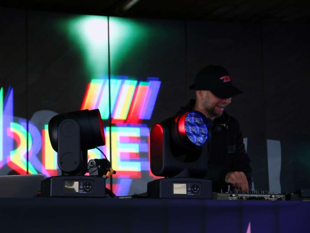 LED-poszterek a RISE FM live streamen