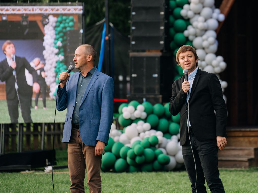 Operarea ecranului LED în outdoor la evenimentul aniversar de 20 de ani al Cetate Production SRL din România