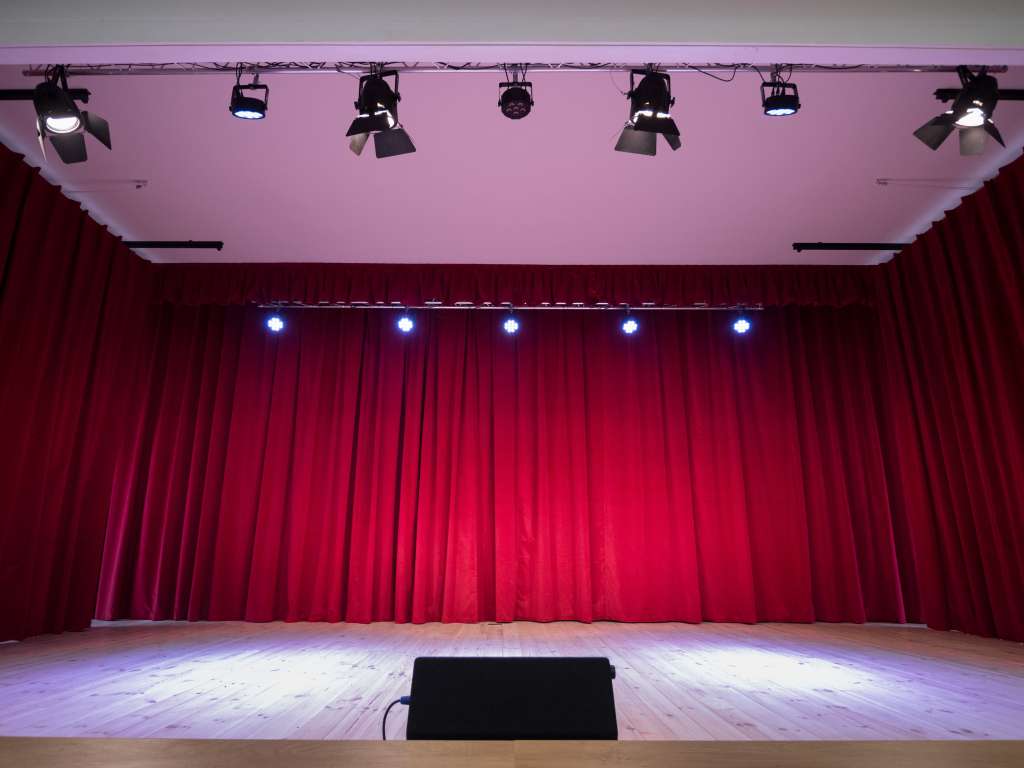 Cusut perdea de catifea