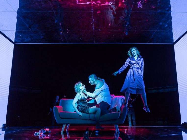 Decor de scenă cu afișaje LED în Teatrul Vígszínház